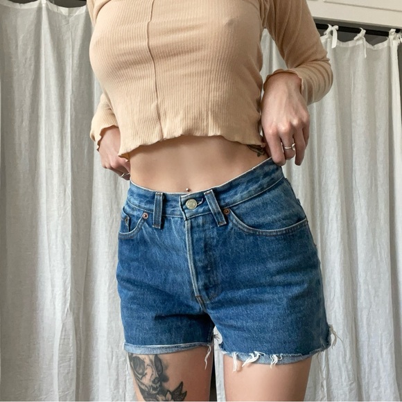 Levi's Denim cut off Shorts - Picture 2 of 5